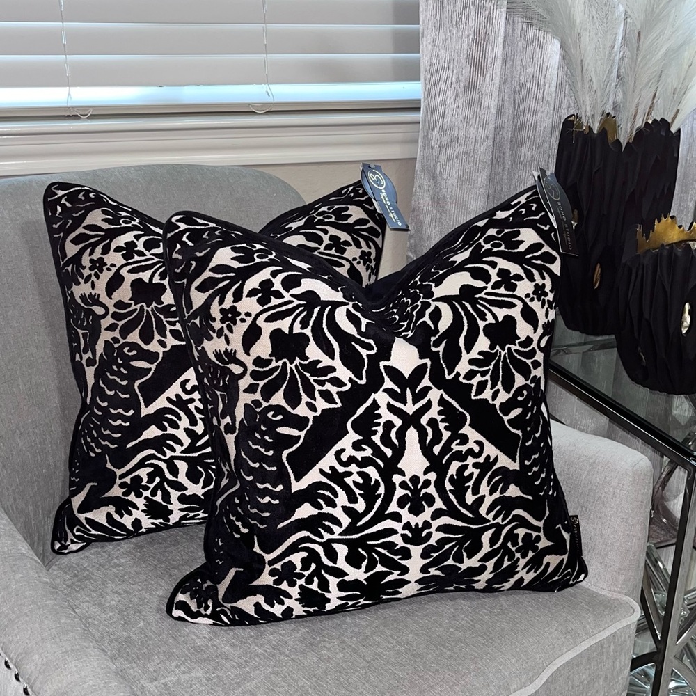 1-NWT SOHO STUDIO OTOMI DESIGN DECORATIVE PILLOW (Read description for details)